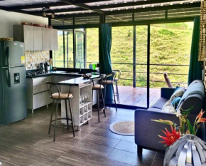 Cabaña moderna con jacuzzi, red catamarán, frente a la represa dentro de complejo turístico